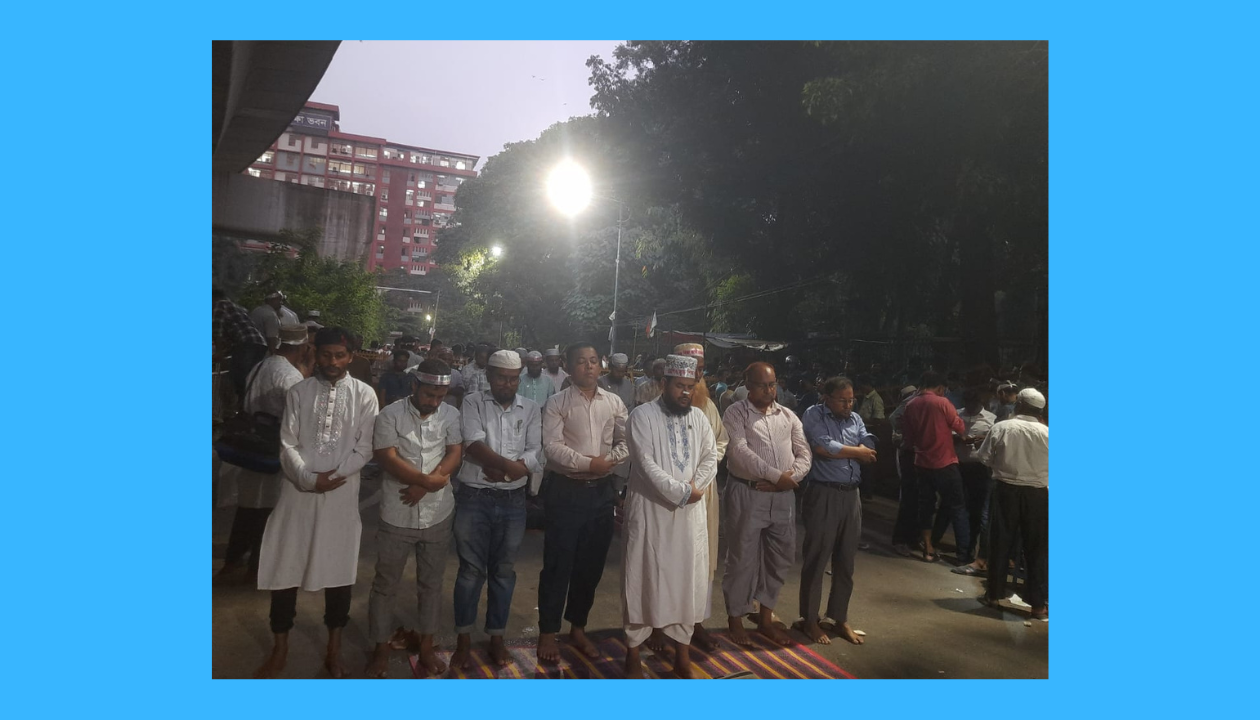 রাজপথে দাঁড়িয়ে মাগরিবের নামাজ আদায় করলেন শিক্ষকরা